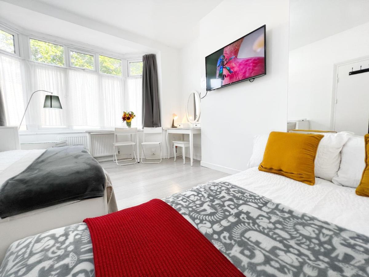 Luxurious House Near Excel- Air Conditioning, 9 Beds, 2 Baths, Garden, Fast Wifi Londra Dış mekan fotoğraf