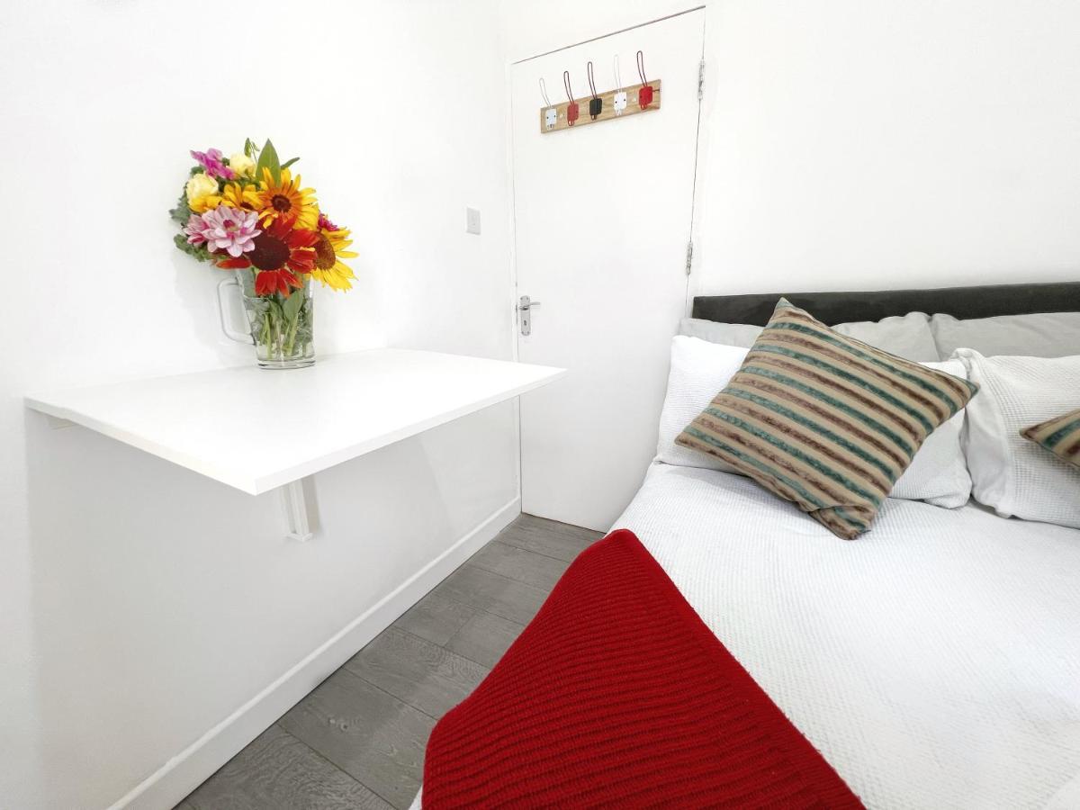 Luxurious House Near Excel- Air Conditioning, 9 Beds, 2 Baths, Garden, Fast Wifi Londra Dış mekan fotoğraf